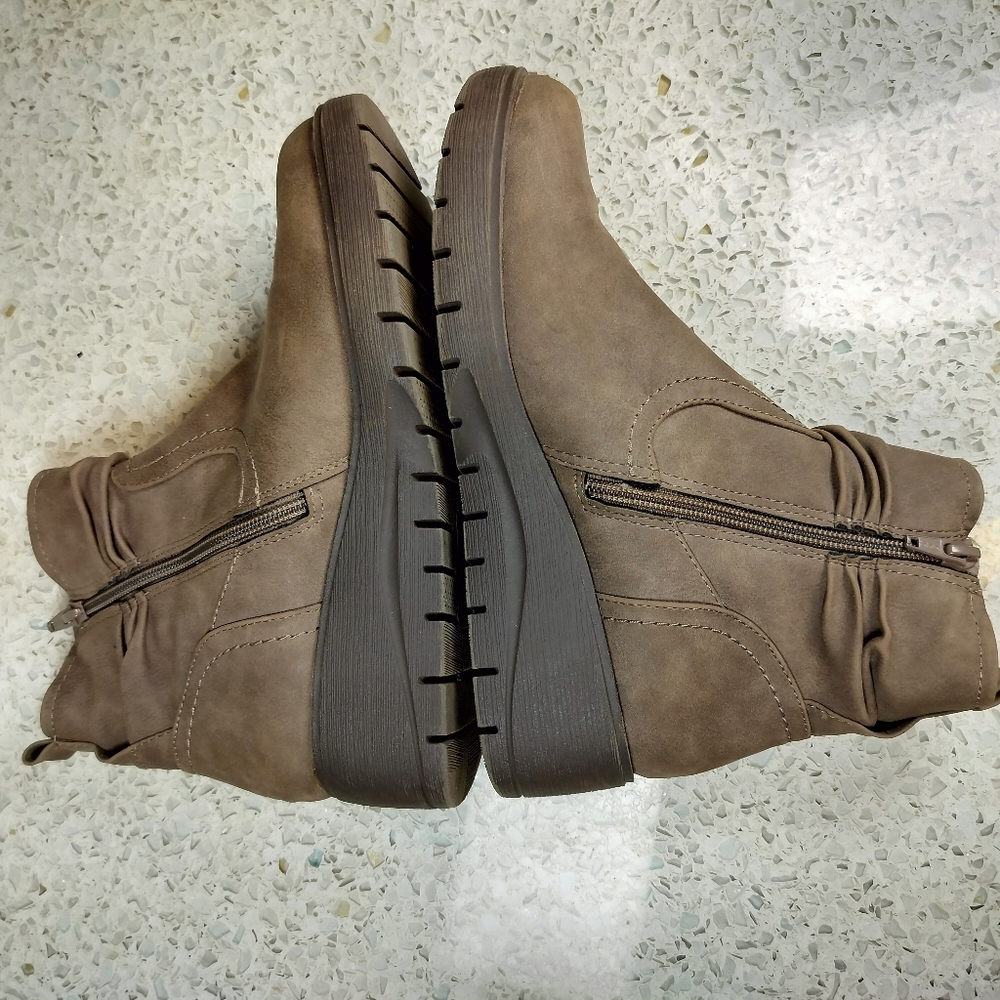 Cliffs by White Mountain Distressed Brown Wedge Heel Ankle Boots Size 7.5 M Faux - Picture 4 of 11